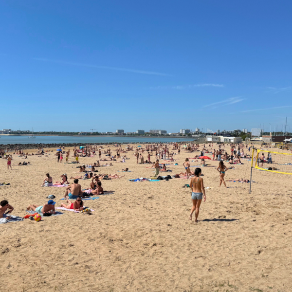 Dès jeudi, les Rochelais avaient pris d’assaut la plage des Minimes | TL - INF LR