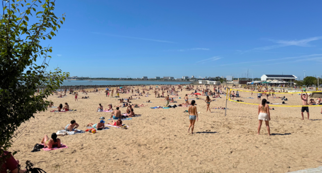 Dès jeudi, les Rochelais avaient pris d’assaut la plage des Minimes | TL - INF LR