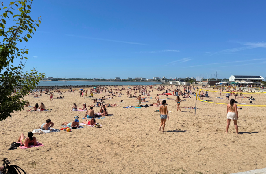 Dès jeudi, les Rochelais avaient pris d’assaut la plage des Minimes | TL - INF LR