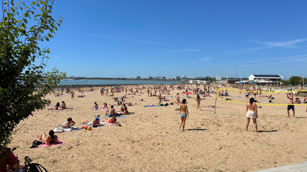 Dès jeudi, les Rochelais avaient pris d’assaut la plage des Minimes | TL - INF LR
