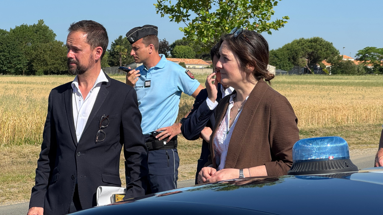Estelle Balit a découvert les équipements de la gendarmerie pour la sécurité routière au côté de Brice Blondel, le préfet de Charente-Maritime | TL - INF LR