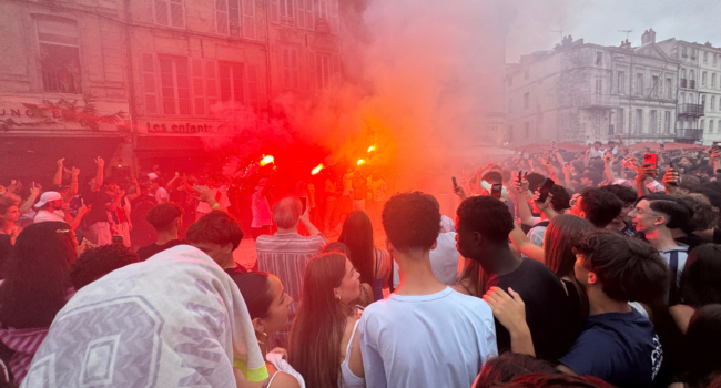 Les supporters parisiens ont craqué des fumigènes après la victoire aux tirs au but face à Arsenal | TL - INF LR