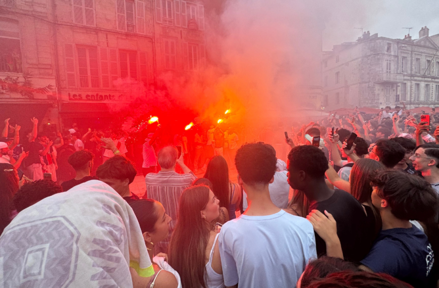 Les supporters parisiens ont craqué des fumigènes après la victoire aux tirs au but face à Arsenal | TL - INF LR