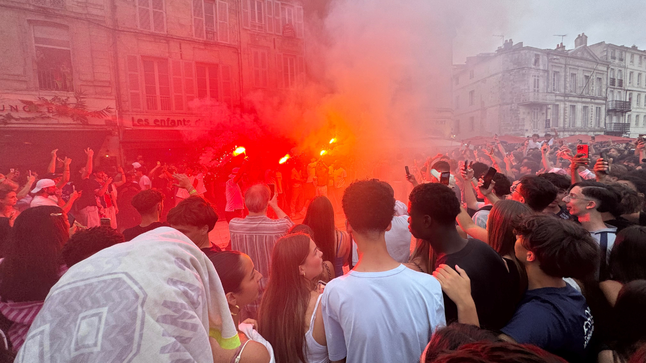 Les supporters parisiens ont craqué des fumigènes après la victoire aux tirs au but face à Arsenal | TL - INF LR