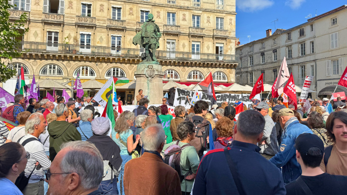 Près de 600 personnes se sont mobilisés devant la mairie pour ce 1er mai | TL - INF LR