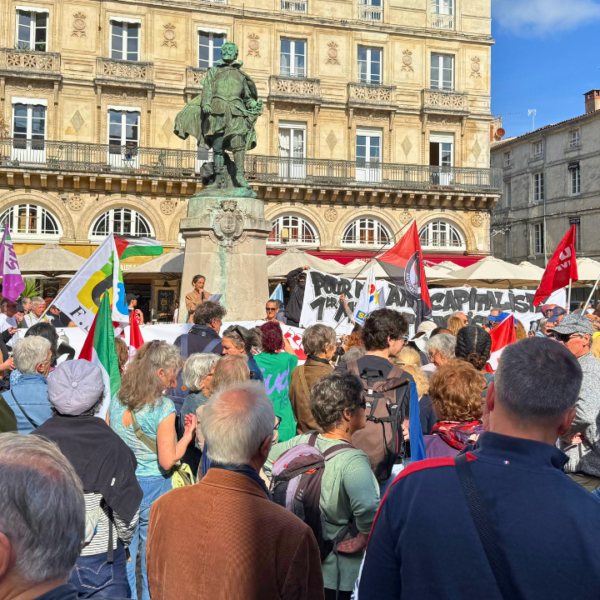 Près de 600 personnes se sont mobilisés devant la mairie pour ce 1er mai | TL - INF LR