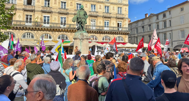 Près de 600 personnes se sont mobilisés devant la mairie pour ce 1er mai | TL - INF LR