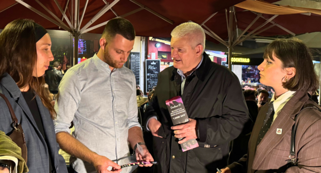 Olivier Falorni a découvert les bracelets anti-GHB au bar "Les enfants du Rock" | TL - INF LR