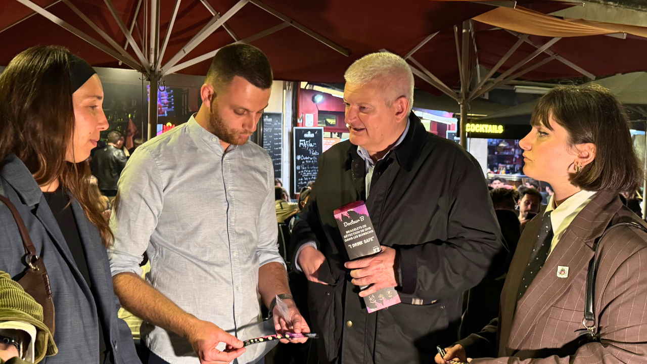Olivier Falorni a découvert les bracelets anti-GHB au bar "Les enfants du Rock" | TL - INF LR