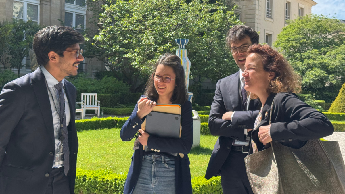 Entourée de collaborateurs, la députée découvre le jardin du palais Bourbon | TL - INF LR