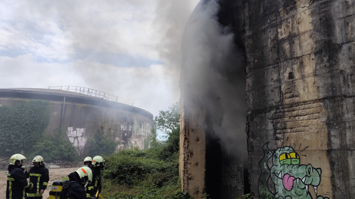 L’incendie a eu lieu dans d’anciennes cuves d’hydrocarbures devenues un bâtiment communal | TL - INF LR