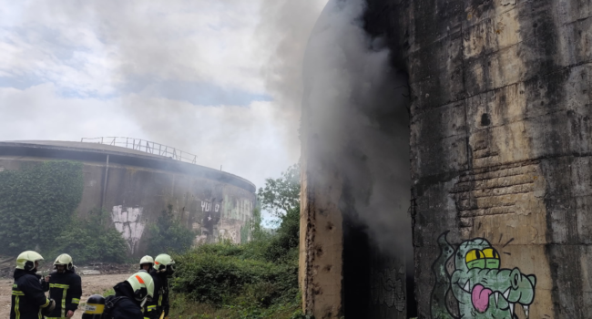 L’incendie a eu lieu dans d’anciennes cuves d’hydrocarbures devenues un bâtiment communal | TL - INF LR