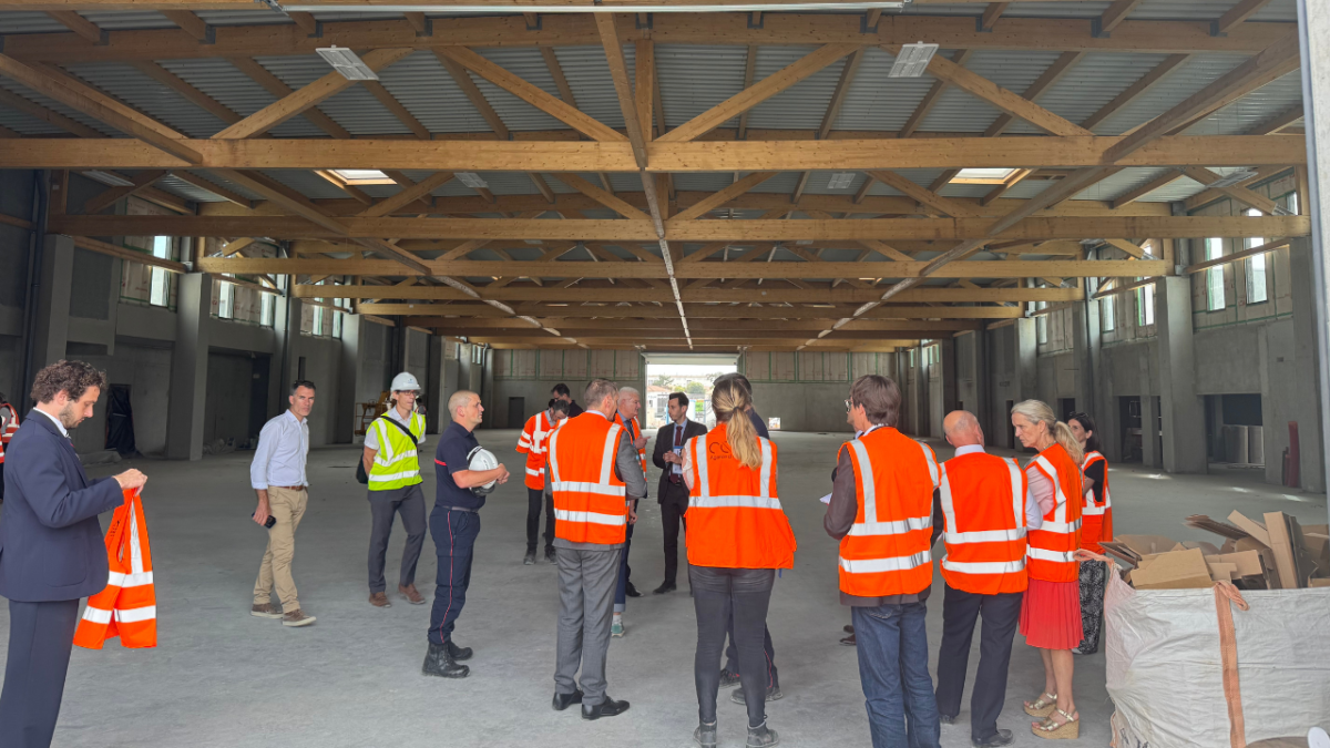 Le maire et président de l'agglomération de La Rochelle, Olivier Falorni, la présidente du département Sylvie Marcilly et le nouveau préfet Michel Prosic ont visité le chantier ce mardi | TL - INF LR