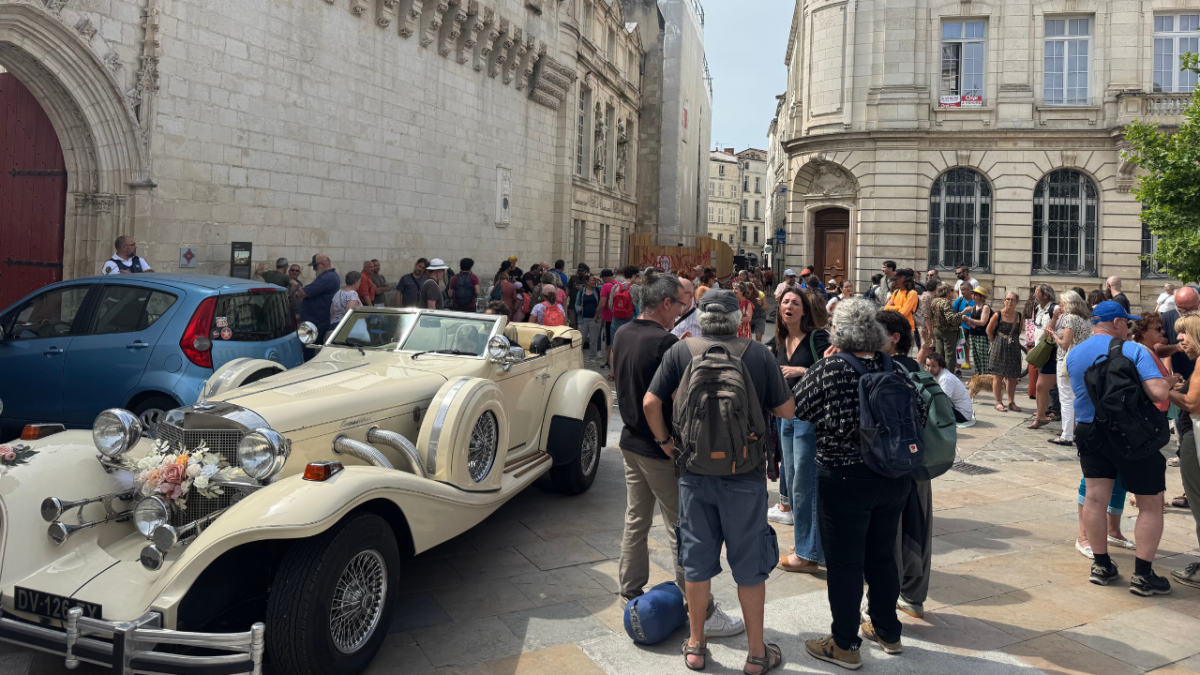 L'ambiance était particulière ce samedi matin devant la mairie | TL - INF LR