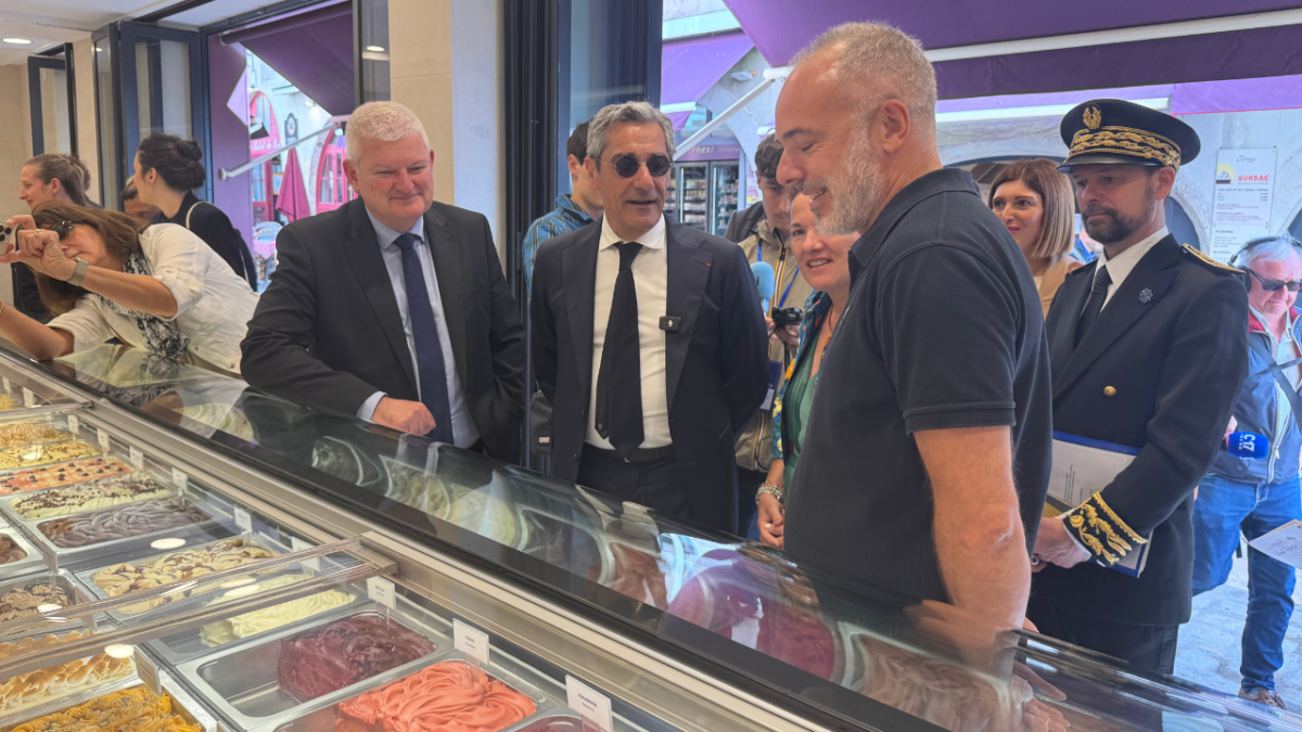 Serge Papin et Olivier Falorni ont gouté aux glaces d'Ernest sur le Vieux-Port | TL - INF LR