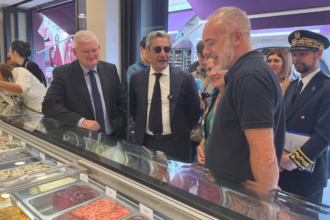 Serge Papin et Olivier Falorni ont gouté aux glaces d'Ernest sur le Vieux-Port | TL - INF LR