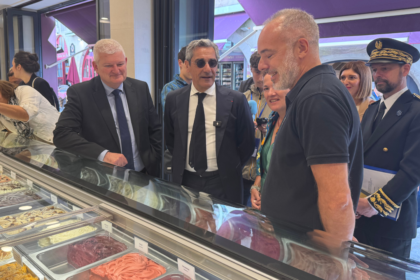 Serge Papin et Olivier Falorni ont gouté aux glaces d'Ernest sur le Vieux-Port | TL - INF LR