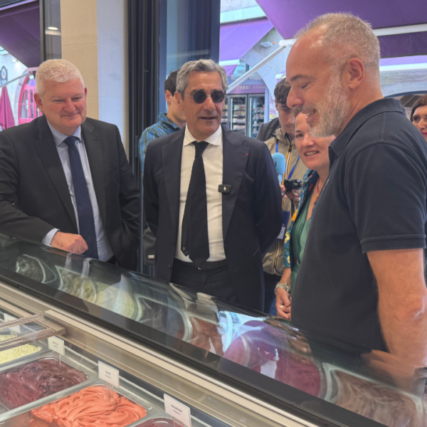 Serge Papin et Olivier Falorni ont gouté aux glaces d'Ernest sur le Vieux-Port | TL - INF LR