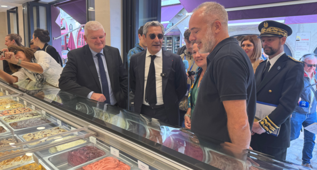 Serge Papin et Olivier Falorni ont gouté aux glaces d'Ernest sur le Vieux-Port | TL - INF LR