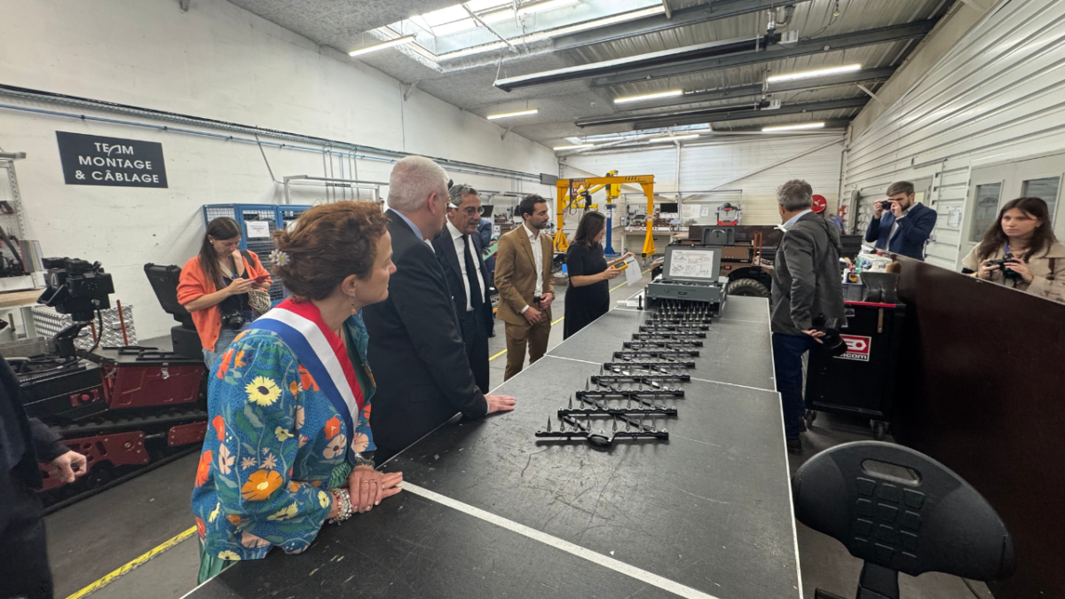 Plus tôt dans la journée, le ministre accompagné du maire et de la députée ont visité Shark Robotics à La Rochelle | TL - INF LR