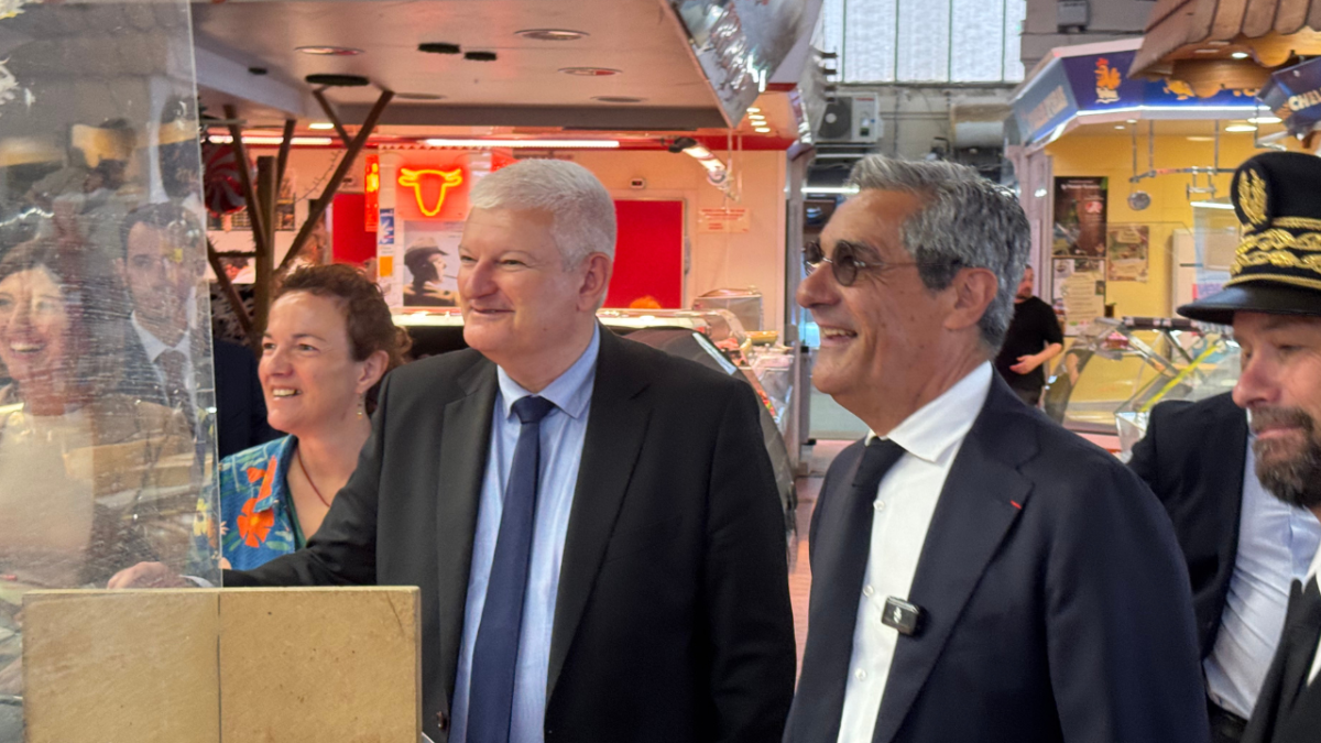 Dernière étape de la déambulation au marché central pour Serge Papin | TL - INF LR