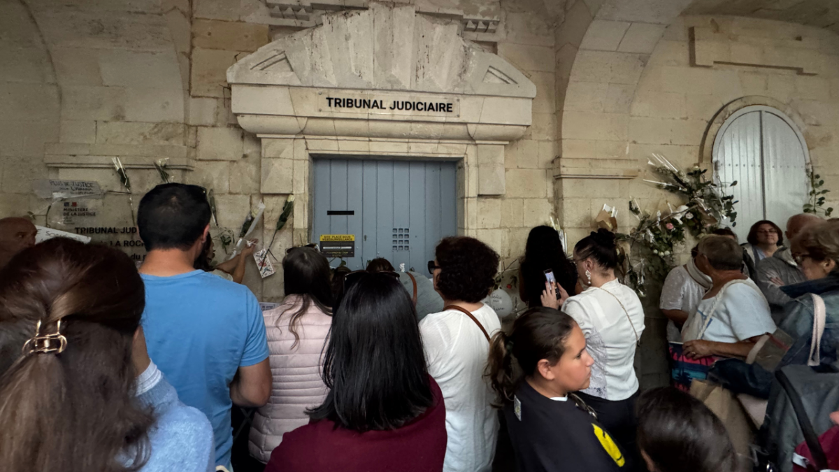Plusieurs centaines de personnes se sont rassemblées ce lundi soir à La Rochelle | TL - INF LR