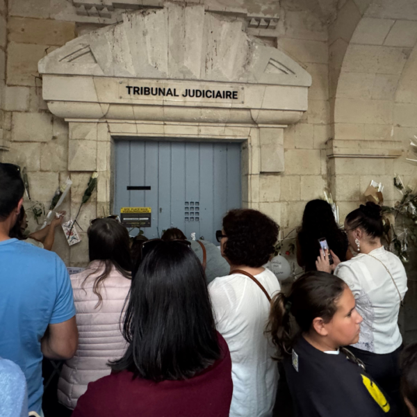 Plusieurs centaines de personnes se sont rassemblées ce lundi soir à La Rochelle | TL - INF LR