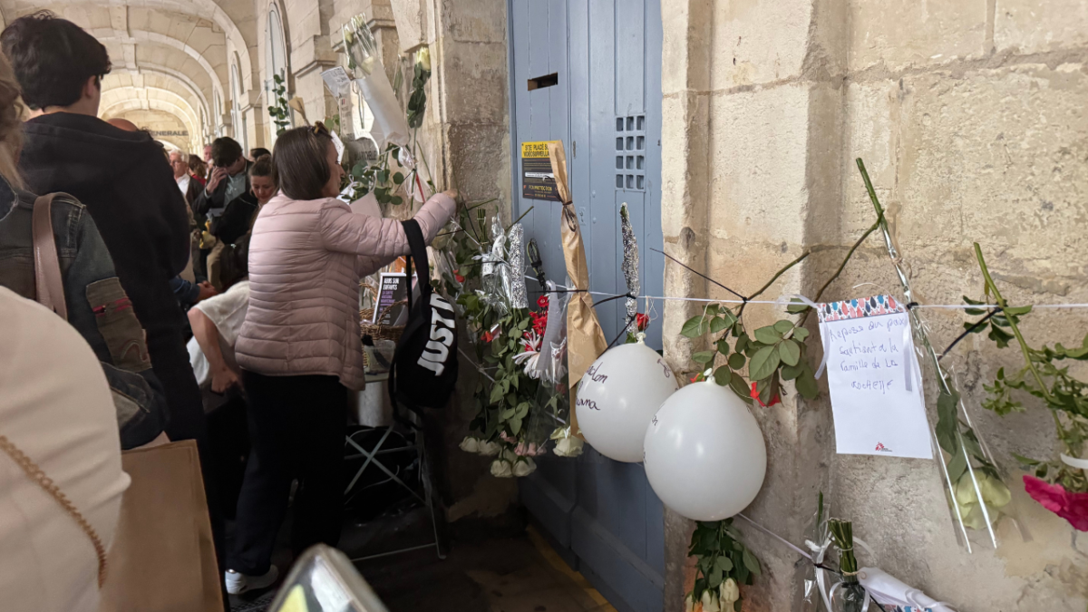 Des fleurs et de nombreux messages ont été laissés devant le tribunal de La Rochelle | TL - INF LR