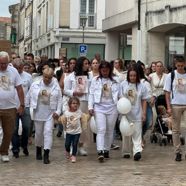 Près d'un millier de personnes se sont rassemblées pour cette marche blanche à Saint-Jean d'Angély | TL - INF LR
