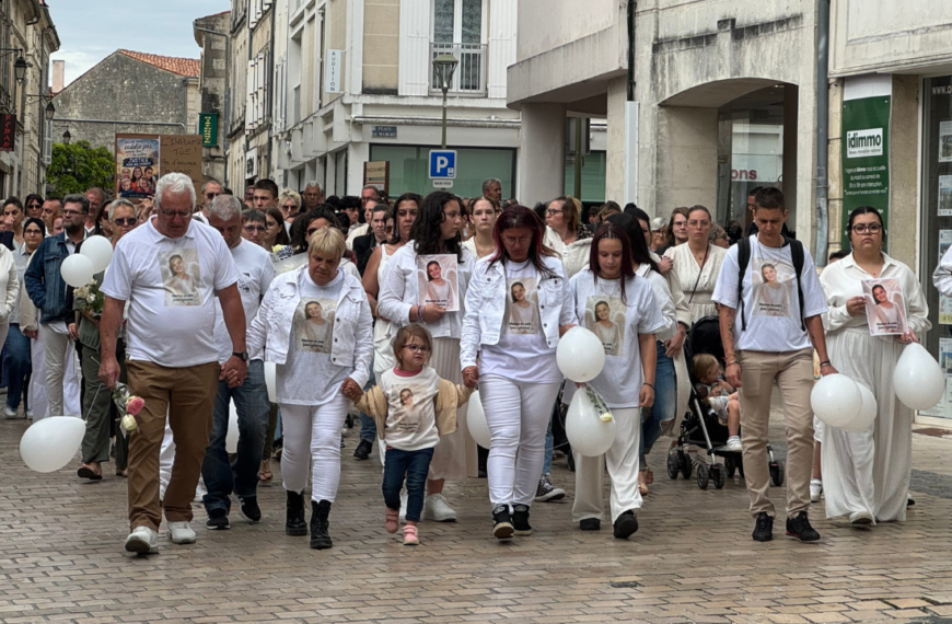 Près d'un millier de personnes se sont rassemblées pour cette marche blanche à Saint-Jean d'Angély | TL - INF LR