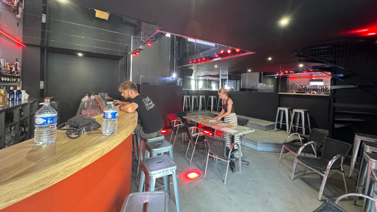 Le staff du bar finalise les derniers préparatifs avant la réouverture ce samedi | TL - INF LR