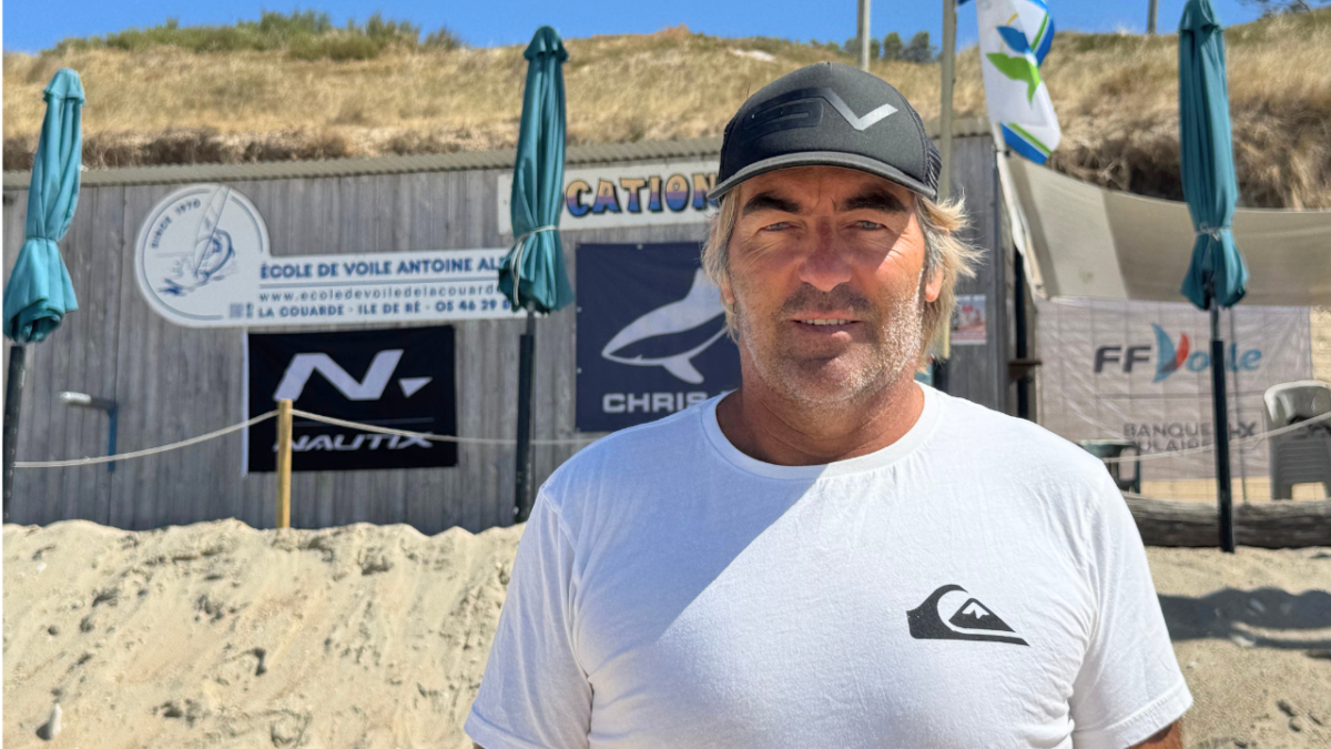 Antoine Albeau devant son école de voile à La Couarde-sur-Mer | TL - INF LR