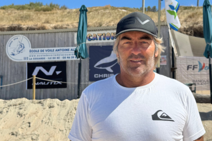 Antoine Albeau devant son école de voile à La Couarde-sur-Mer | TL - INF LR
