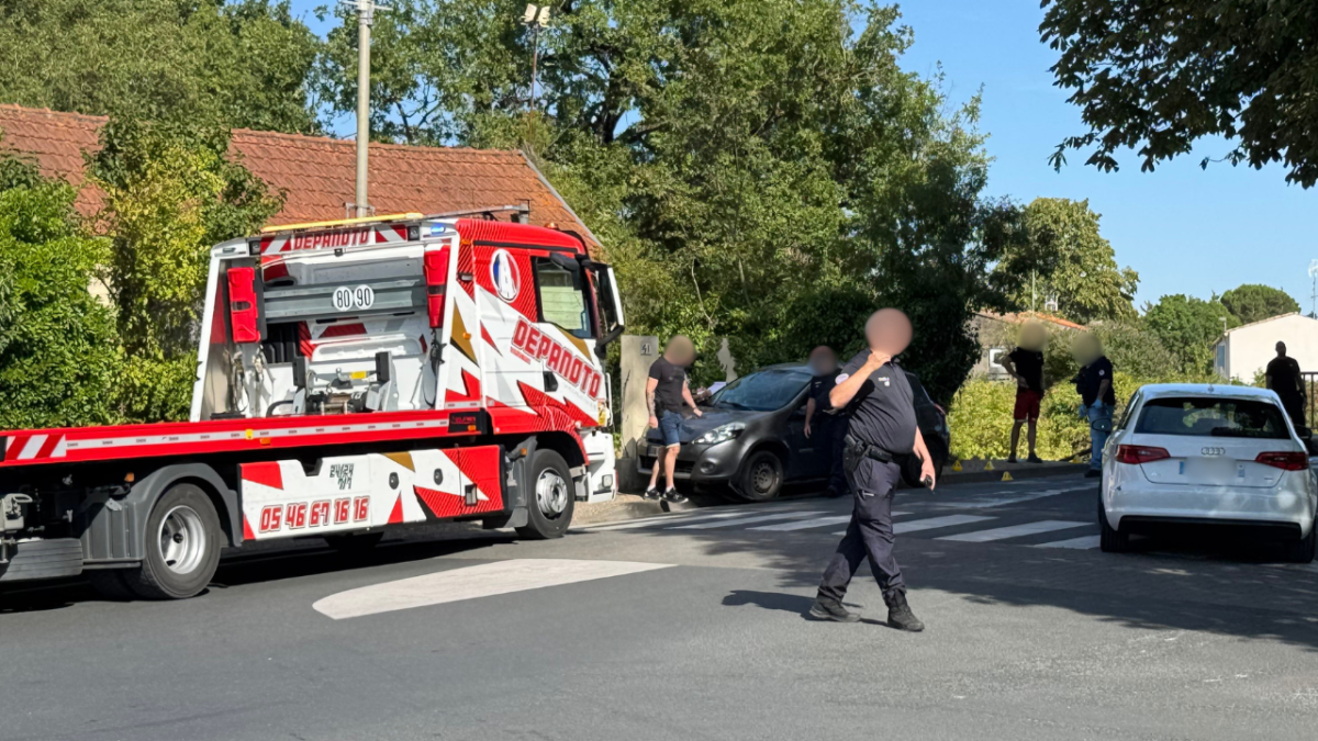 La police était sur place afin de déterminer les circonstances de l'accident. La voiture a été évacuée par une dépanneuse à 17 h 30 ce vendredi | TL. – INF LR