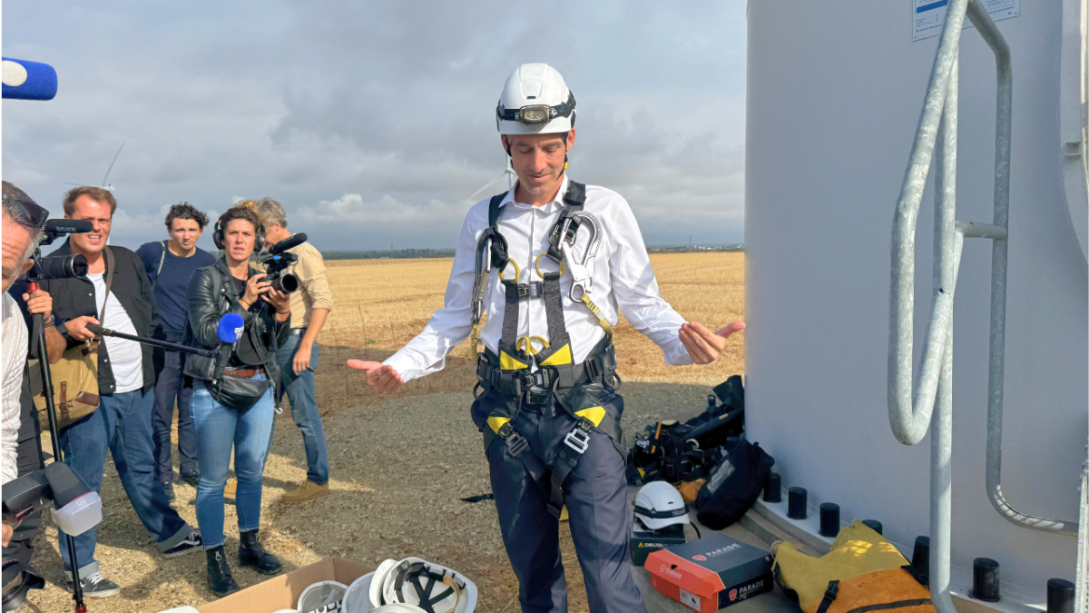 Avec harnais et casque avant de monter dans l’éolienne, Raphaël Glucksmann a profité de l’une des plus belles vues sur l’Aunis | TL - INF LR