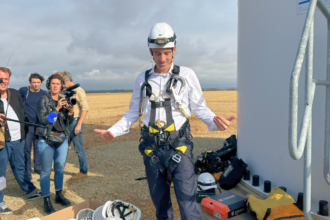 Avec harnais et casque avant de monter dans l’éolienne, Raphaël Glucksmann a profité de l’une des plus belles vues sur l’Aunis | TL - INF LR