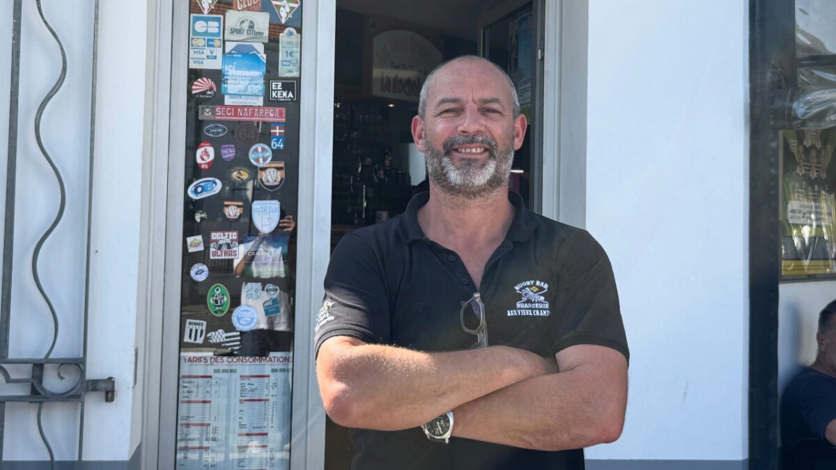 Jean-Baptiste Élissalde devant son bar 'Les Vieux-Crampons" à Port-Neuf | TL - INF LR