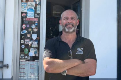 Jean-Baptiste Élissalde devant son bar 'Les Vieux-Crampons" à Port-Neuf | TL - INF LR