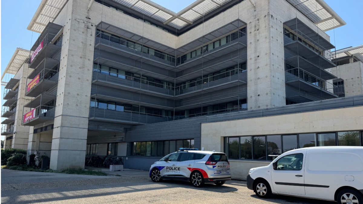 La police était devant la Maison de la Charente-Maritime mardi dernier afin d'effectuer des constatations | TL - INF LR