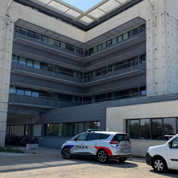 La police était devant la Maison de la Charente-Maritime mardi dernier afin d'effectuer des constatations | TL - INF LR