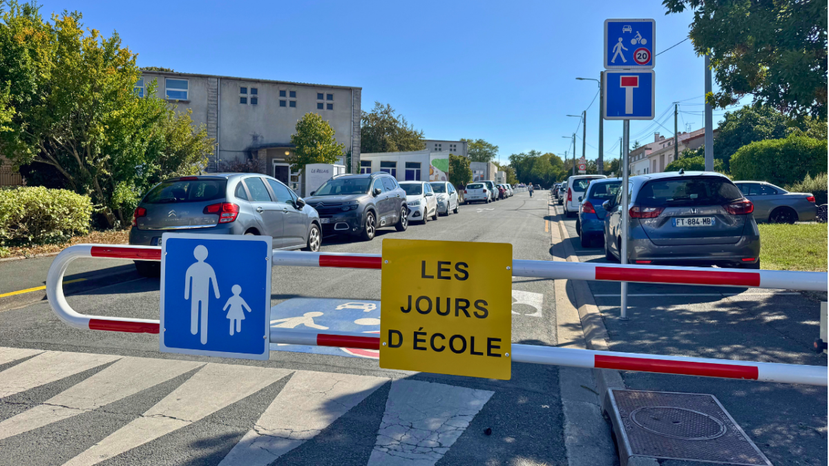 Devant l’école de Bongraine, une barrière a été installée afin d’interdire la circulation des voitures dans la rue aux heures d’entrée et de sortie des classes. Cette mesure s’inscrit dans le cadre du dispositif d’apaisement des abords des groupes scolaires mis en place par la Ville | TL - INF LR