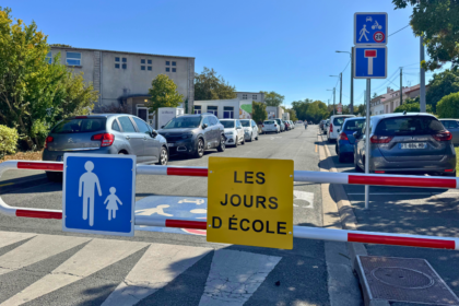 Devant l’école de Bongraine, une barrière a été installée afin d’interdire la circulation des voitures dans la rue aux heures d’entrée et de sortie des classes. Cette mesure s’inscrit dans le cadre du dispositif d’apaisement des abords des groupes scolaires mis en place par la Ville | TL - INF LR