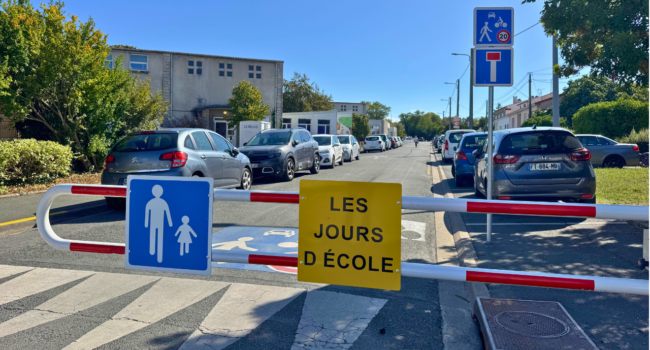 Devant l’école de Bongraine, une barrière a été installée afin d’interdire la circulation des voitures dans la rue aux heures d’entrée et de sortie des classes. Cette mesure s’inscrit dans le cadre du dispositif d’apaisement des abords des groupes scolaires mis en place par la Ville | TL - INF LR