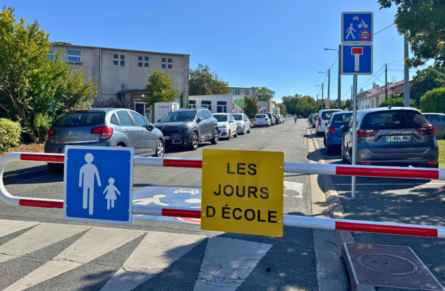Devant l’école de Bongraine, une barrière a été installée afin d’interdire la circulation des voitures dans la rue aux heures d’entrée et de sortie des classes. Cette mesure s’inscrit dans le cadre du dispositif d’apaisement des abords des groupes scolaires mis en place par la Ville | TL - INF LR