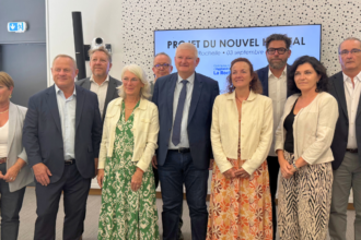 Olivier Falorni entouré des élus de l'agglomération ainsi que la députée Sabine Gervais | TL - INF LR