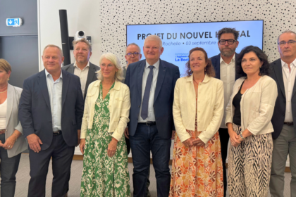 Olivier Falorni entouré des élus de l'agglomération ainsi que la députée Sabine Gervais | TL - INF LR