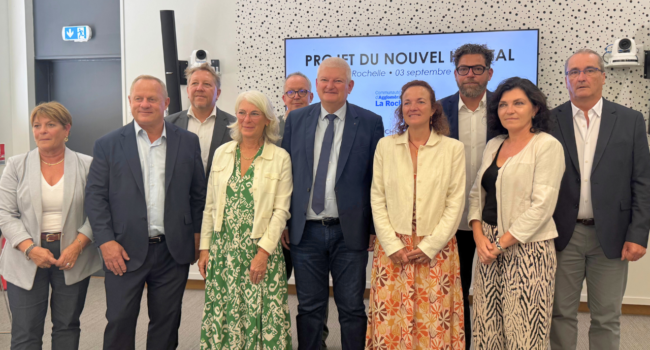 Olivier Falorni entouré des élus de l'agglomération ainsi que la députée Sabine Gervais | TL - INF LR