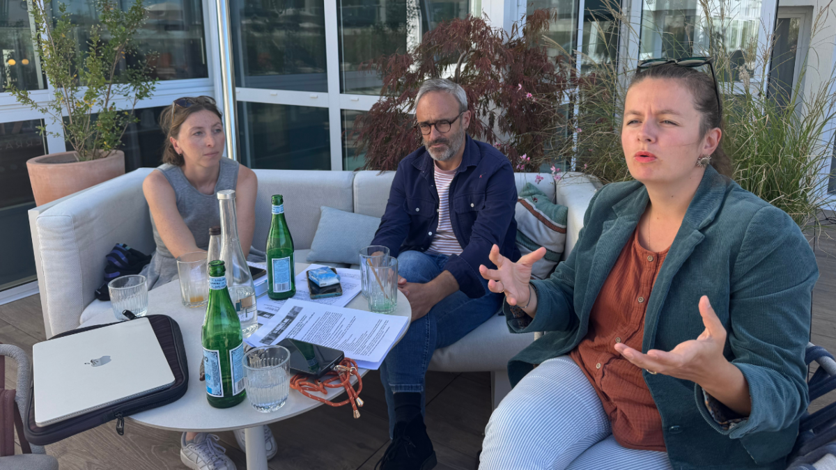 Léa Crestois, Olivier Godin et Océane Mariel (de gauche à droite), du groupe « La Rochelle Unie », dénoncent des régressions dans le nouveau règlement intérieur du conseil municipal | TL - INF LR