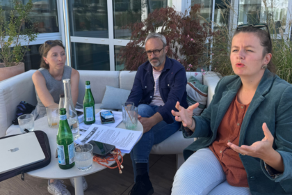 Léa Crestois, Olivier Godin et Océane Mariel (de gauche à droite), du groupe « La Rochelle Unie », dénoncent des régressions dans le nouveau règlement intérieur du conseil municipal | TL - INF LR