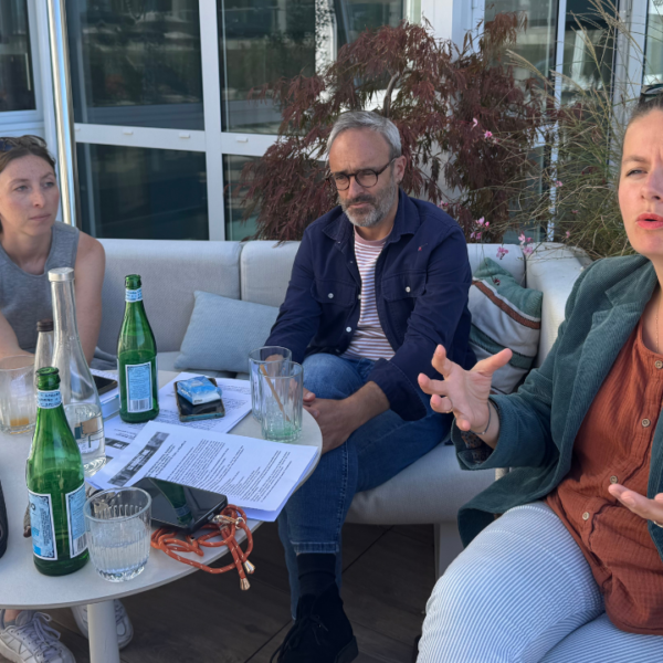 Léa Crestois, Olivier Godin et Océane Mariel (de gauche à droite), du groupe « La Rochelle Unie », dénoncent des régressions dans le nouveau règlement intérieur du conseil municipal | TL - INF LR